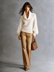 Pull blanc crème col drapé — vue portée en pied, pantalon évasé beige