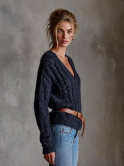 Pull bleu marine torsadé ceinturé — vue portée de profil, manche torsadée