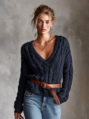 Pull bleu marine torsadé ceinturé — vue portée en pied, ceinture marron et jean clair