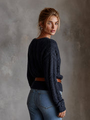 Pull bleu marine torsadé ceinturé — vue portée de dos, torsades sur les épaules