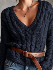Pull bleu marine torsadé ceinturé — gros plan du col en V, de la maille et de la ceinture marron