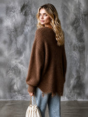 Pull brun détails déchirés — vue portée de dos