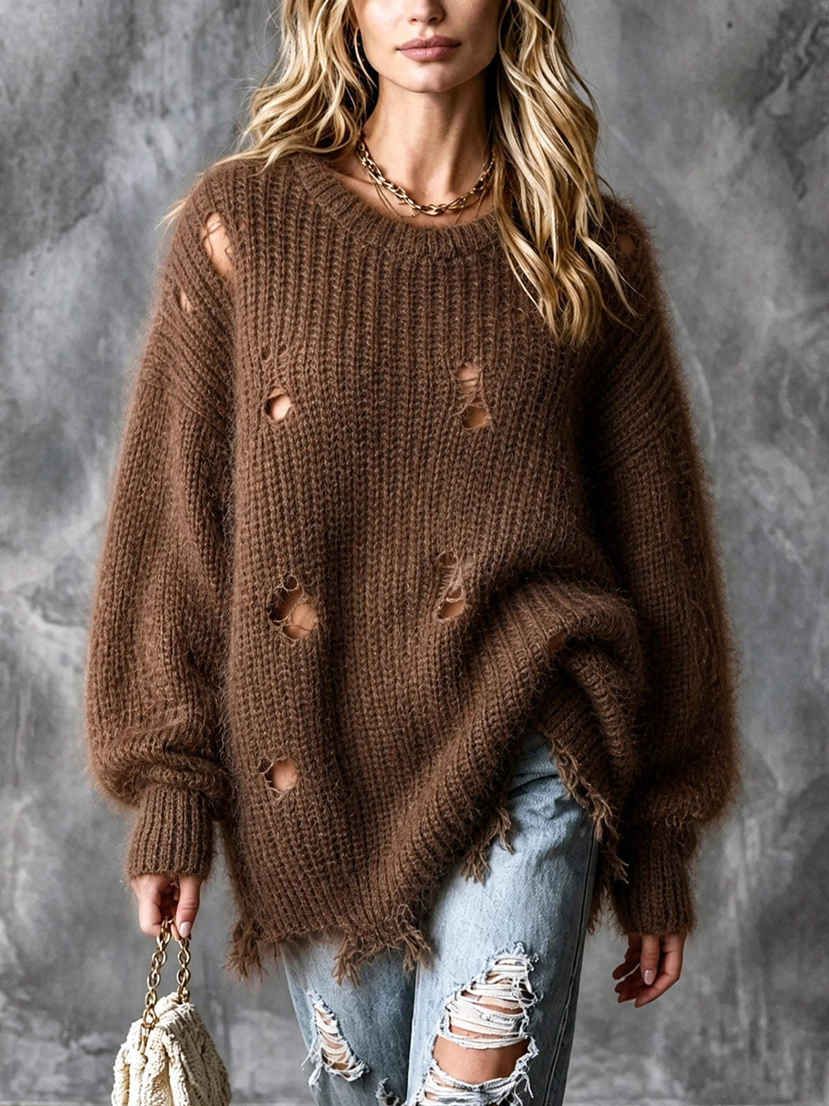 Pull brun détails déchirés — vue portée de face, jean bleu délavé