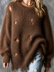 Pull brun détails déchirés — gros plan de la maille épaisse et des trous déchirés