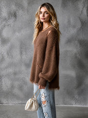 Pull brun détails déchirés — vue portée de profil, coupe ample