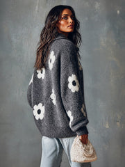 Pull gris boutonné à fleurs — vue portée de dos, fleurs sur le dos