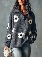 Pull gris boutonné à fleurs — vue portée en pied, jean clair et petit sac blanc texturé