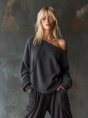 Sweat anthracite à encolure dégagée — vue portée de face, coutures apparentes sur le devant