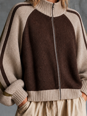 Cardigan brun beige col zippé — gros plan de la fermeture éclair argentée, du col en maille et du buste