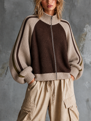 Cardigan brun beige col zippé — vue portée de face, pantalon cargo beige clair