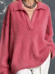 Pull rose vif col polo — gros plan du col en V à col polo et de la maille duveteuse