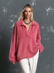 Pull rose vif col polo — vue portée de face, plan plus large, pantalon blanc