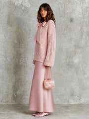 Ensemble rose pull noué — vue portée de profil, tombé de la jupe satinée