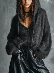 Cardigan noir charbon capuche — vue portée de face, capuche baissée, haut et pantalon noirs