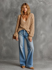 Pull camel torsadé col V — vue portée en pied, jean bleu large à jambes évasées