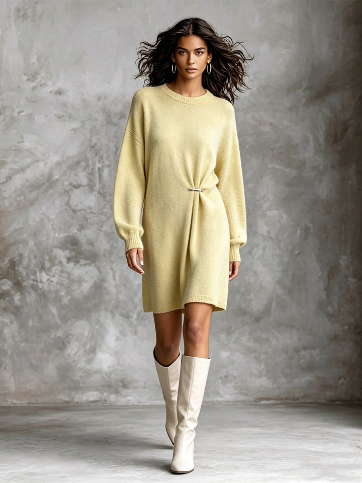 Robe-pull jaune pâle, vue d'ensemble de face