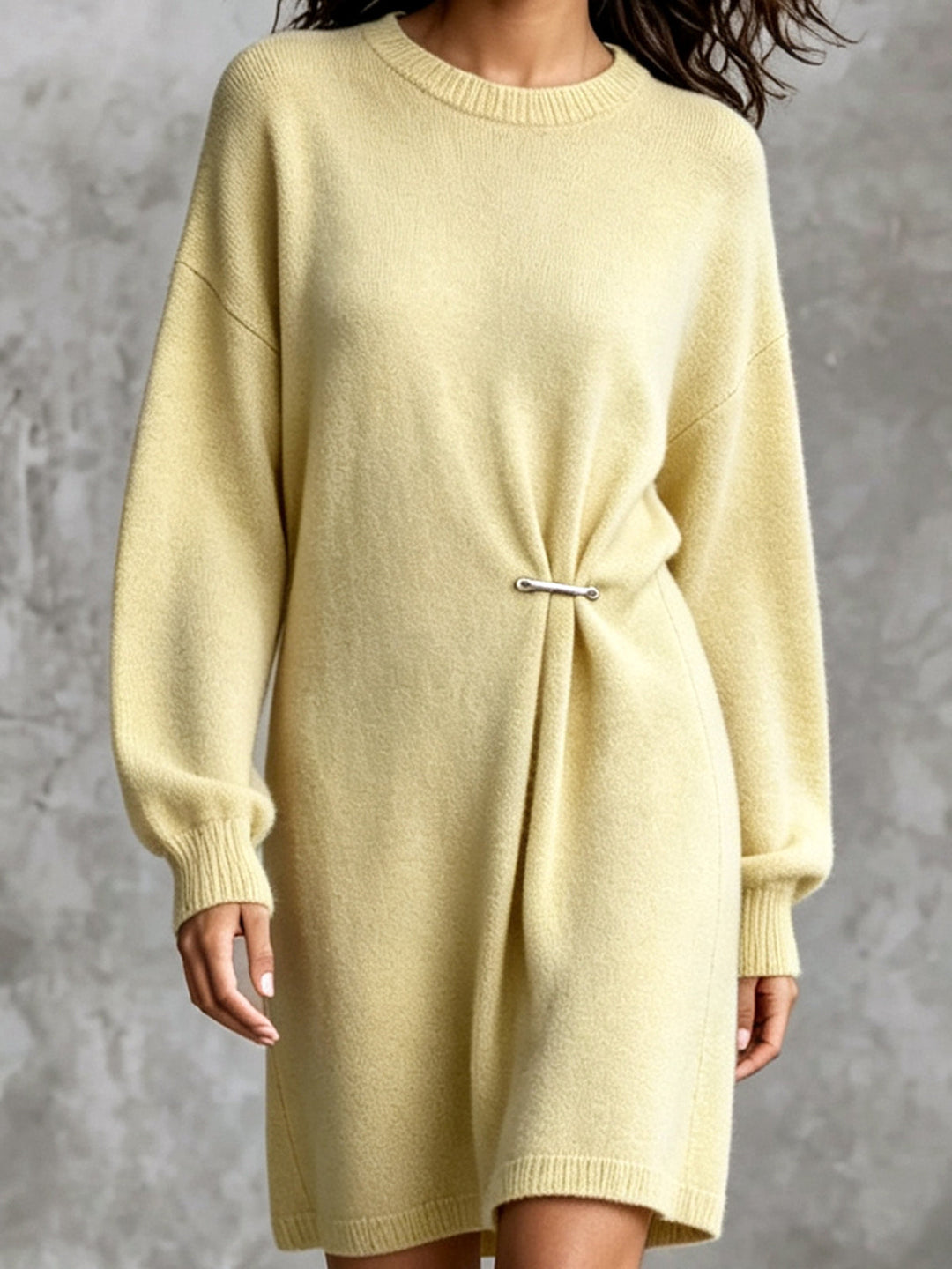 Robe-pull jaune pâle, gros plan du drapé