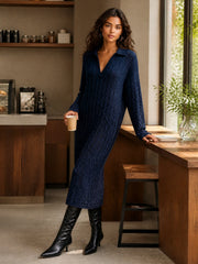 Robe midi marine à torsades — vue portée en pied, en intérieur près d'une table en bois