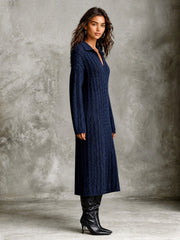 Robe midi marine à torsades — vue portée de profil, coupe droite