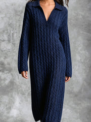 Robe midi marine à torsades — gros plan du col polo, de l'encolure et de la maille