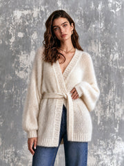 Cardigan blanc crème ceinturé — vue portée en pied, regard vers l'objectif