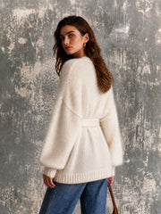 Cardigan blanc crème ceinturé — vue portée de dos, maille texturée et lien à la taille