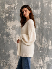 Cardigan blanc crème ceinturé — vue portée de profil, volume des manches