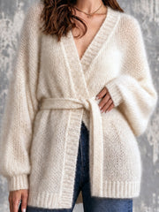 Cardigan blanc crème ceinturé — gros plan du buste, de l'encolure en V et de la ceinture