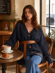 Cardigan marine ceinturé col V — vue portée assise à une table de café, tasse de café