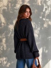 Cardigan marine ceinturé col V — vue portée de dos, ceinture marron qui serre la coupe