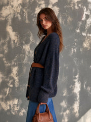 Cardigan marine ceinturé col V — vue portée de profil