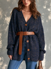 Cardigan marine ceinturé col V — vue portée en pied, large ceinture marron et jean évasé