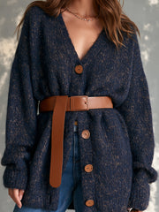 Cardigan marine ceinturé col V — gros plan de la maille, des boutons et de la ceinture en cuir