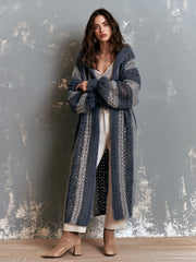 Cardigan marine gris à capuche — vue portée en pied, bras croisés