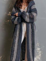 Cardigan marine gris à capuche — gros plan de la maille à motifs bleus et blancs et du cordon sur le côté