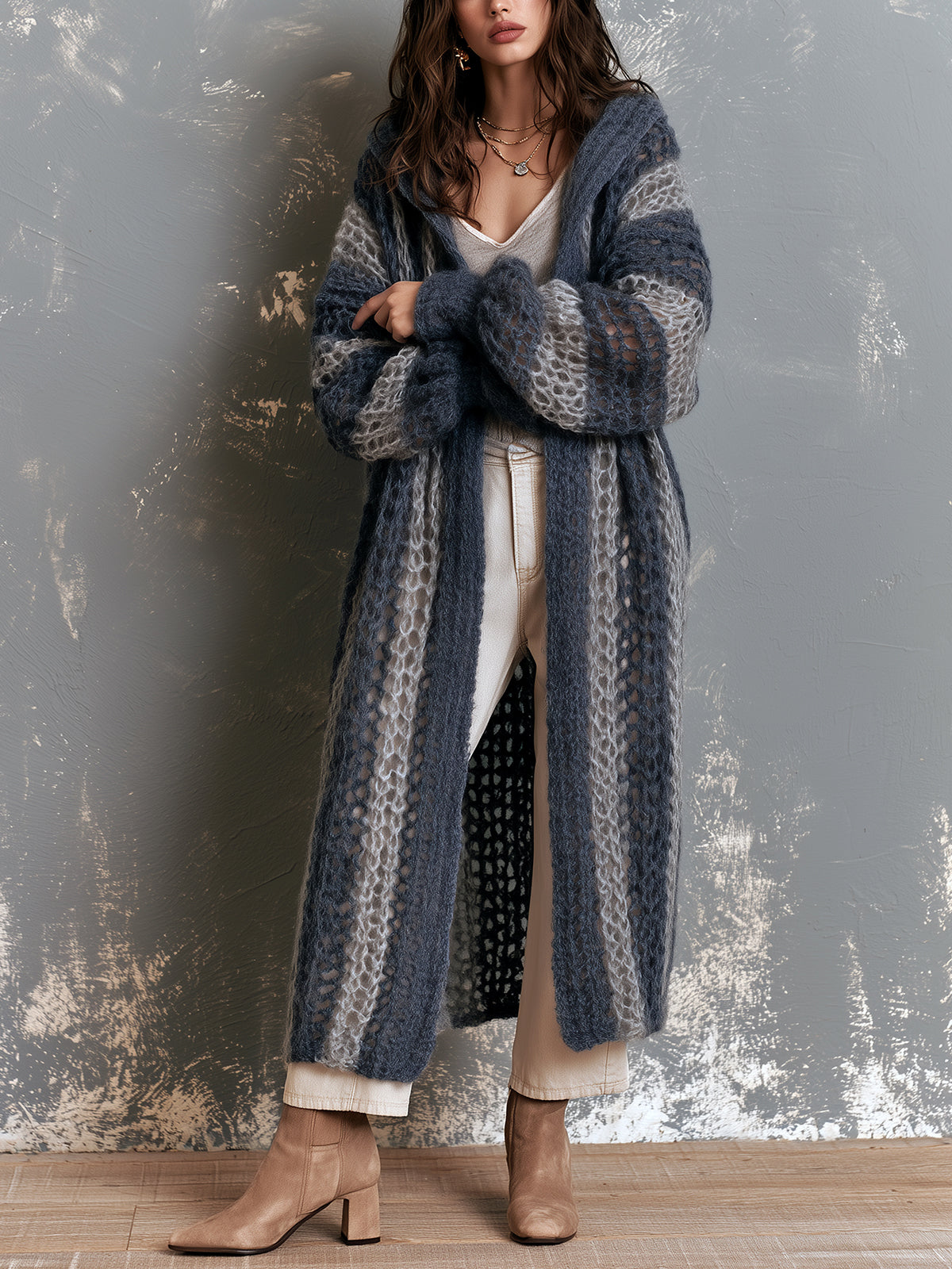 Cardigan marine gris à capuche — vue portée en pied, bottines beige, haut et pantalon clairs