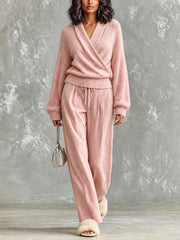 Ensemble rose pull croisé — vue portée en pied, petit sac gris et chaussures blanches