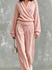 Ensemble rose pull croisé — gros plan du haut croisé et de la ceinture élastiquée du pantalon