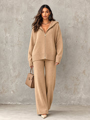 Ensemble cardigan zippé et pantalon — vue rapprochée de face, haut à capuche et fermeture partielle au col