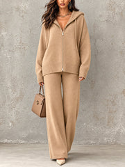 Ensemble cardigan zippé et pantalon — vue portée de face, haut à capuche et pantalon large assorti