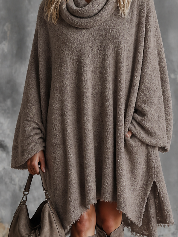 Robe midi taupe à col drapé, gros plan du col
