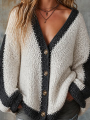 Cardigan noir et blanc — gros plan de la grosse maille, des boutons foncés et de la bordure contrastée