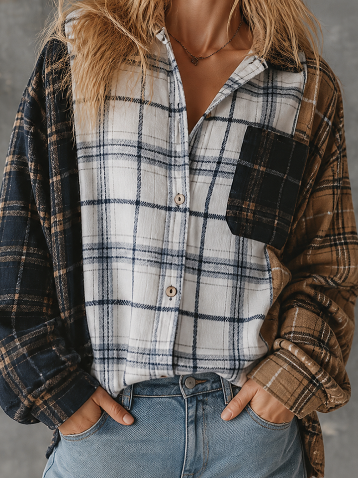 Chemise à carreaux marine et brune, gros plan
