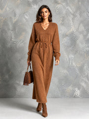 Robe longue caramel col V — vue portée en pied, autre pose
