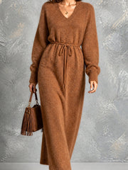 Robe longue caramel col V — gros plan du col en V et du cordon à la taille