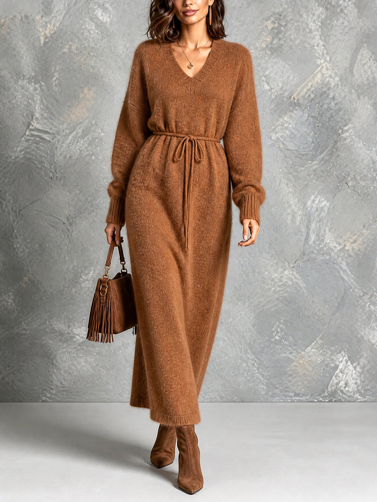 Robe longue caramel col V — vue portée en pied, bottes pointues et petit sac marron