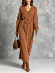 Robe longue caramel col V — vue portée en pied, bottes pointues et petit sac marron