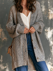 Cardigan gris ajouré col V — vue portée de trois-quarts, haut du cardigan, boutons et maille chinée