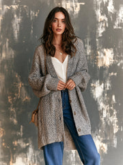 Cardigan gris ajouré col V — vue portée en pied, autre pose