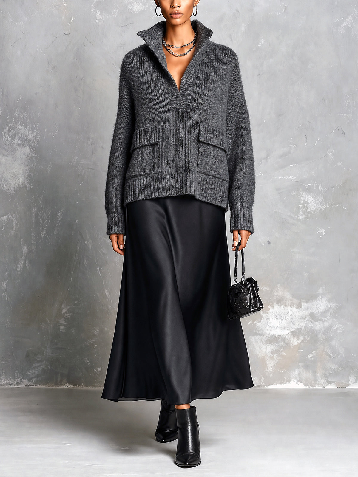Ensemble pull gris jupe noire — vue portée en pied, longue jupe en satin noir, bottines et petit sac